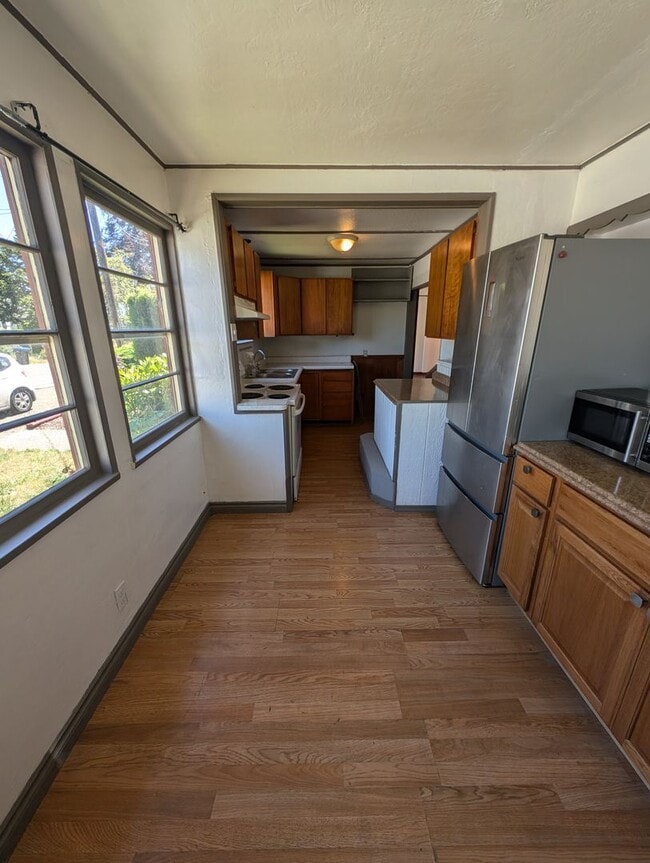 Building Photo - A Quarky Bremerton Original! Tons of Space...