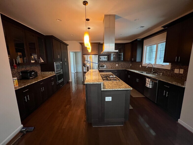 Building Photo - 7102 Oriole Ave