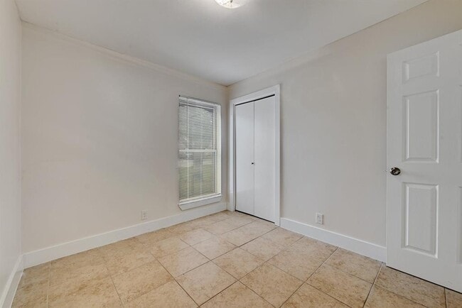 Building Photo - 509 Greenway Dr