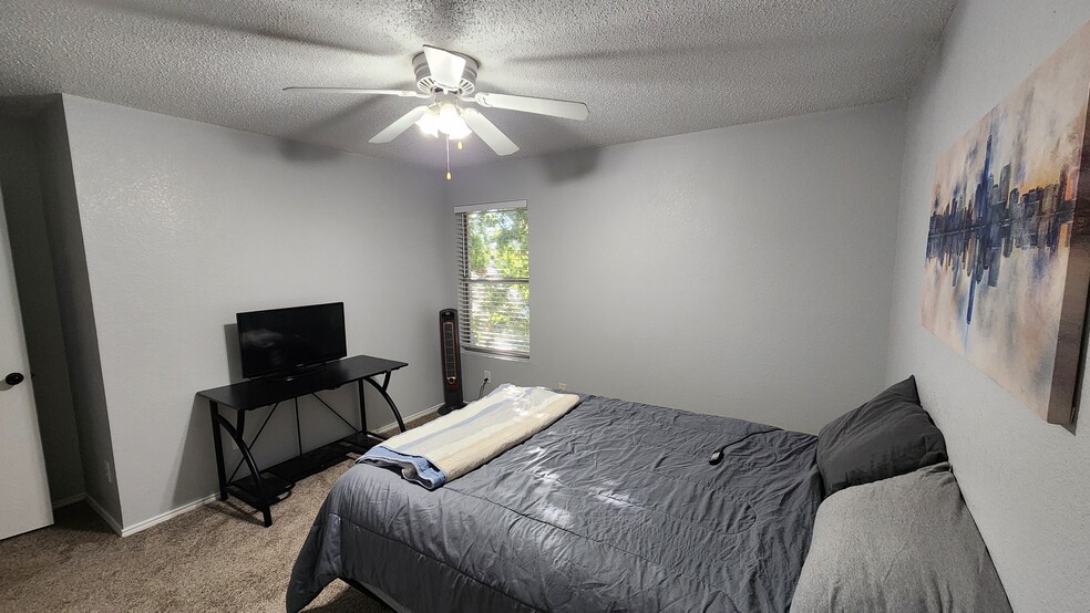 Room for Rent - 16125 Hollyhill Ct
