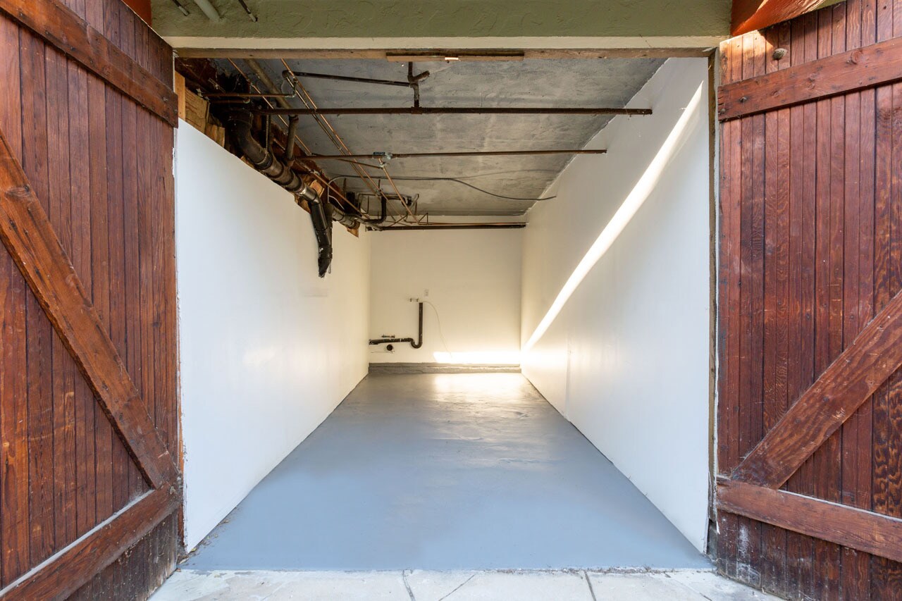 Finished garages - 4117 Edenhurst Ave