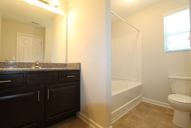 Building Photo - 3BD/2.5BTH Townhome North Western School District