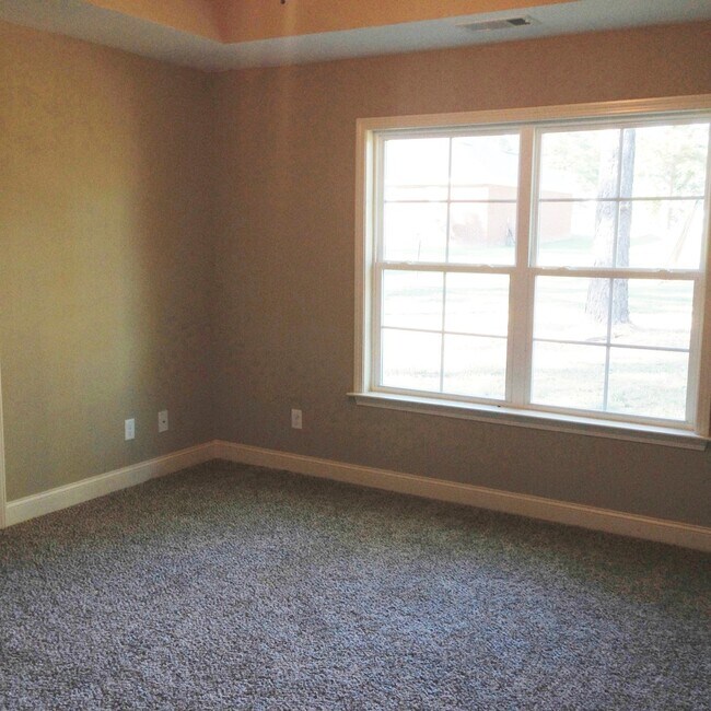 Building Photo - 813 Maple Dr