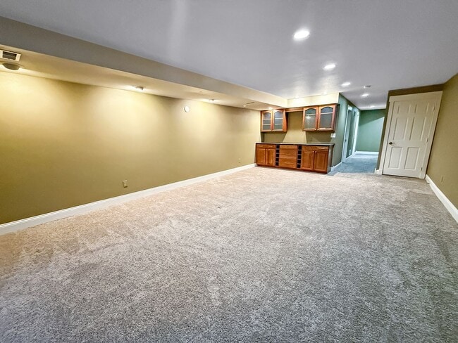 Building Photo - $0 DEPOSIT OPTION. CHARMING TWO-STORY TOWNHOUSE WITH FINISHED BASEMENT, GARAGE, AND HOA AMENITIES...