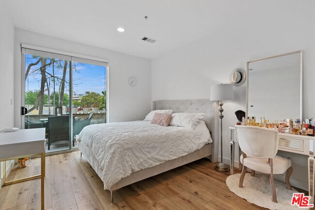 Building Photo - 6400 Crescent Prk E