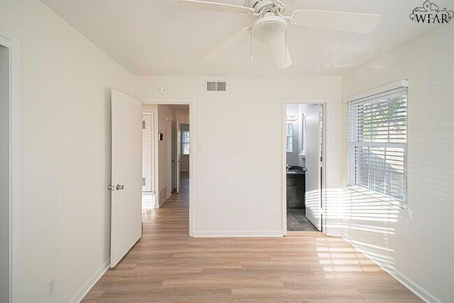 Building Photo - 4659 Woodlawn