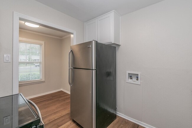 Building Photo - Recently updated 2-bedroom duplex in the desirable Ridglea area.