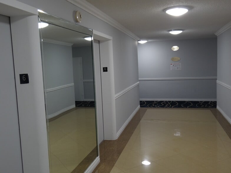 Building Photo - 3725 S Ocean Dr