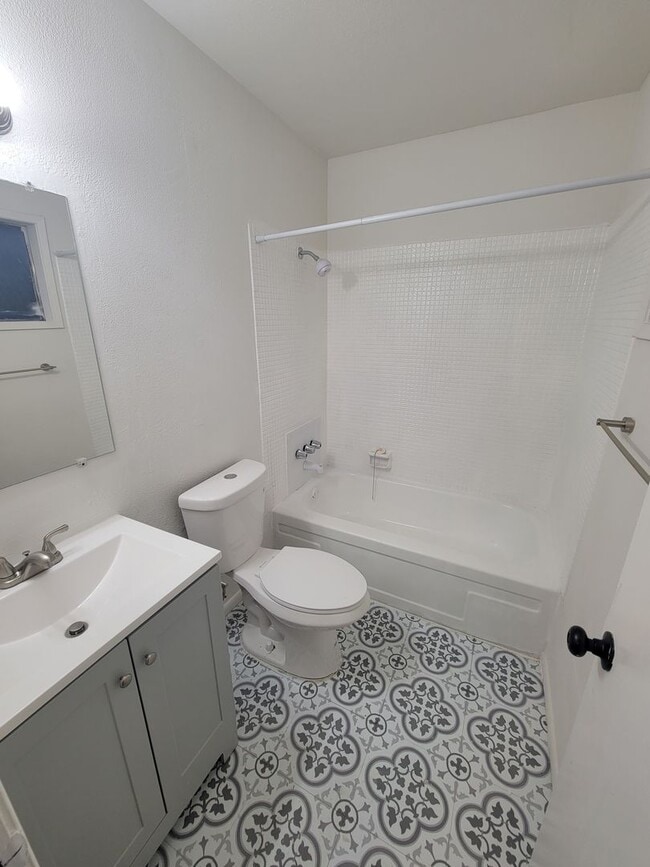 Building Photo - 1 Bedroom 1 Bath Triplex Unit in Los Molinos!