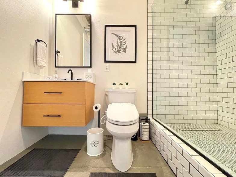 Guest bathroom - 835 Locust Ave