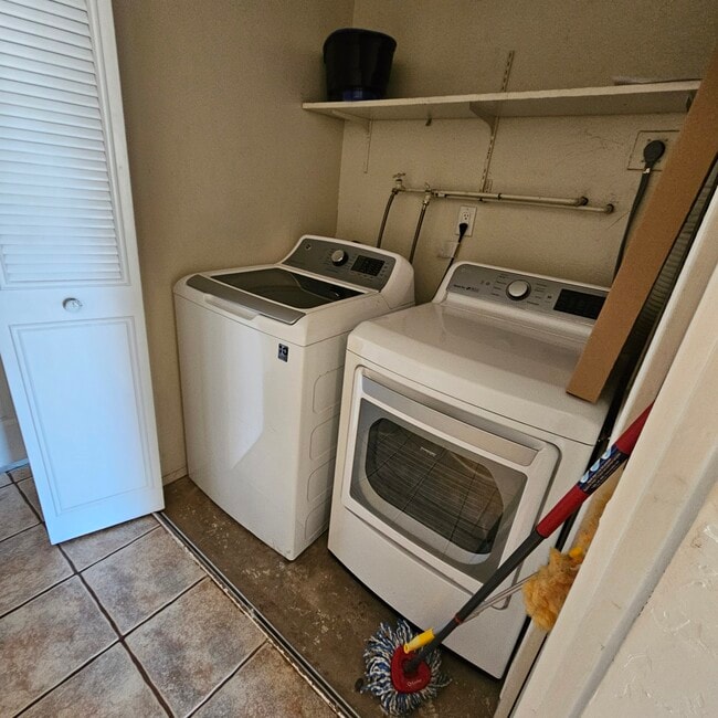 Building Photo - 420 S Terry Ln