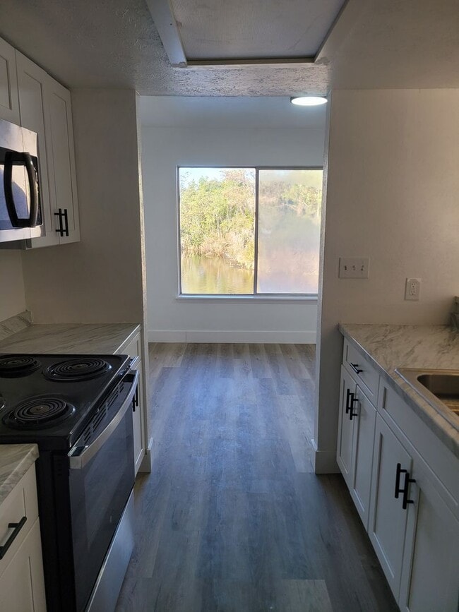 Building Photo - FOR RENT!!! CUTE AND COZY 1 BEDROOM 1 BATHROOM CONDO.- ON THE WATER...