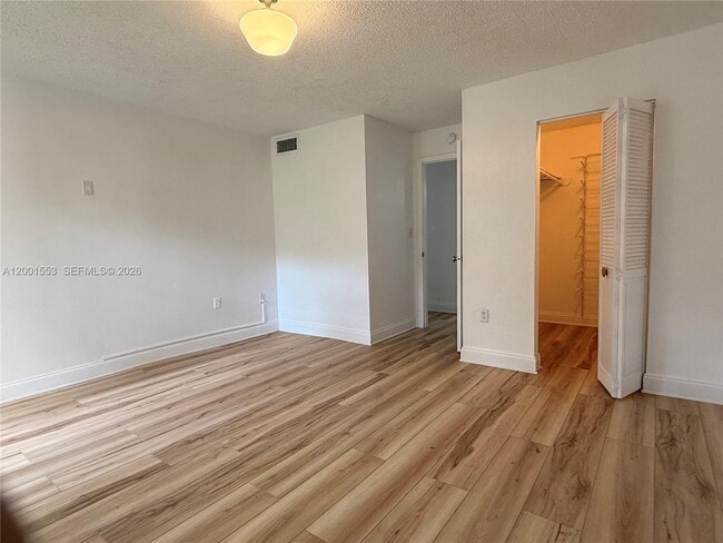 Building Photo - 10834 N Kendall Dr