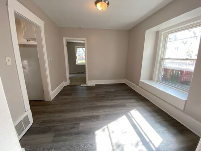 Building Photo - Charming 3BR with Main-Level Suite, Garage...