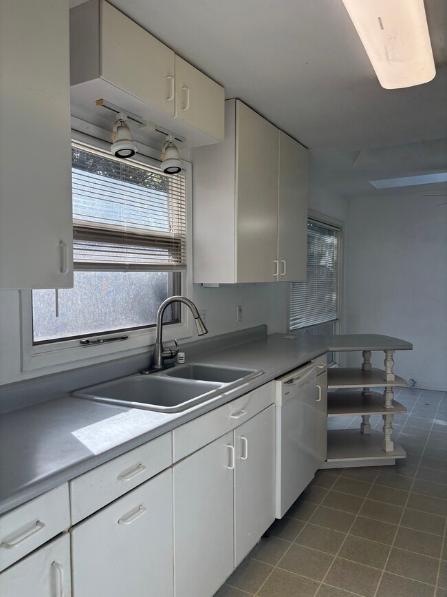 Building Photo - 6506 Putnam Rd