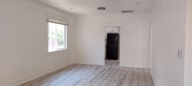 Building Photo - 407 11th Ave