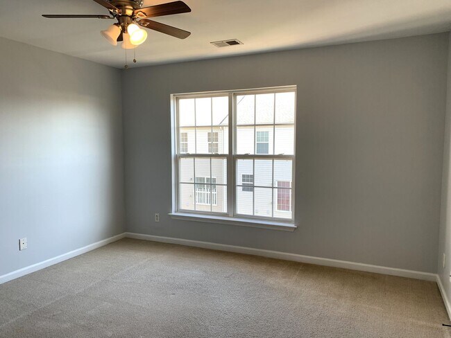 Building Photo - Spacious 3-Bed / 2.5-Bath Townhome – Antrim Crossing Subdivision