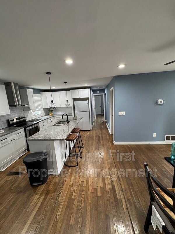 Building Photo - 656 Cedar Ave NW