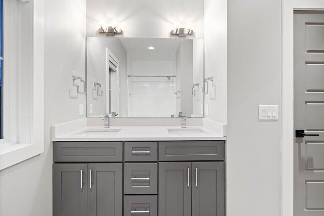 Building Photo - Spacious 4-Bed Gem in Nashville: 2360 sq f...