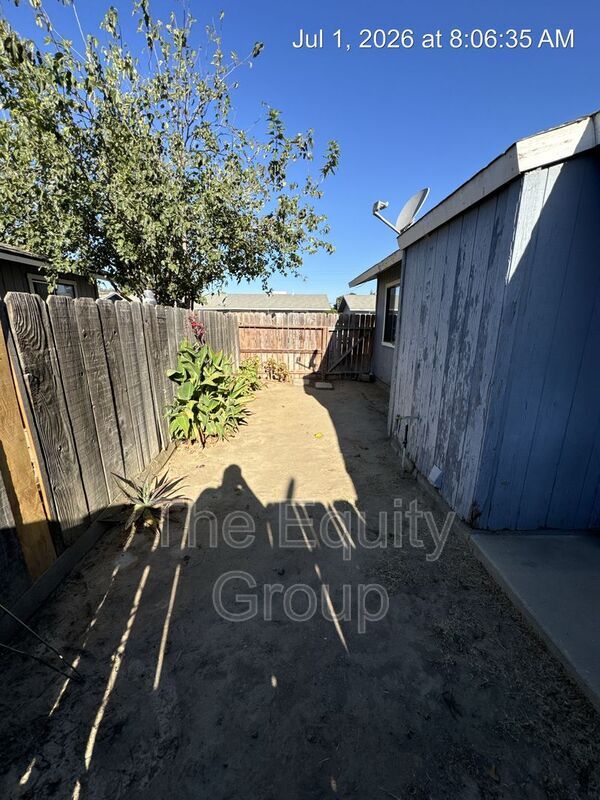 Building Photo - 10931 Thompson Dr