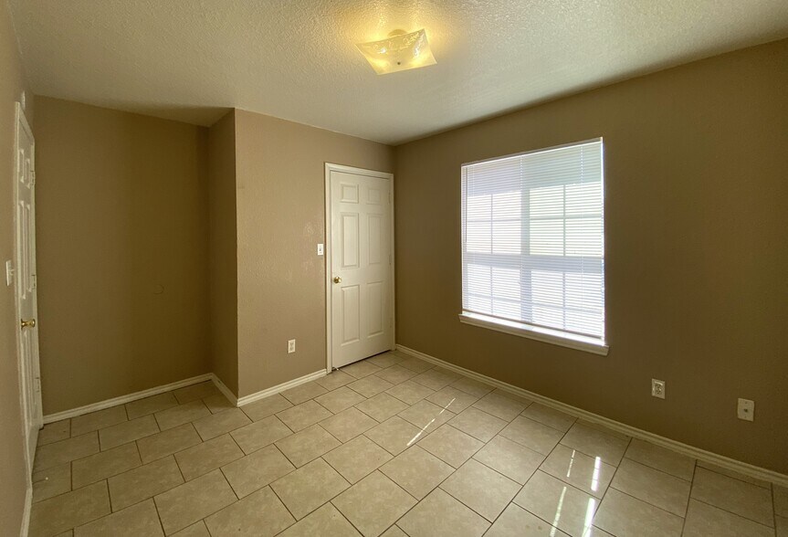 Building Photo - 2801 Cantabrian Dr