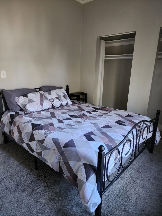 Building Photo - 1115 E 8th St