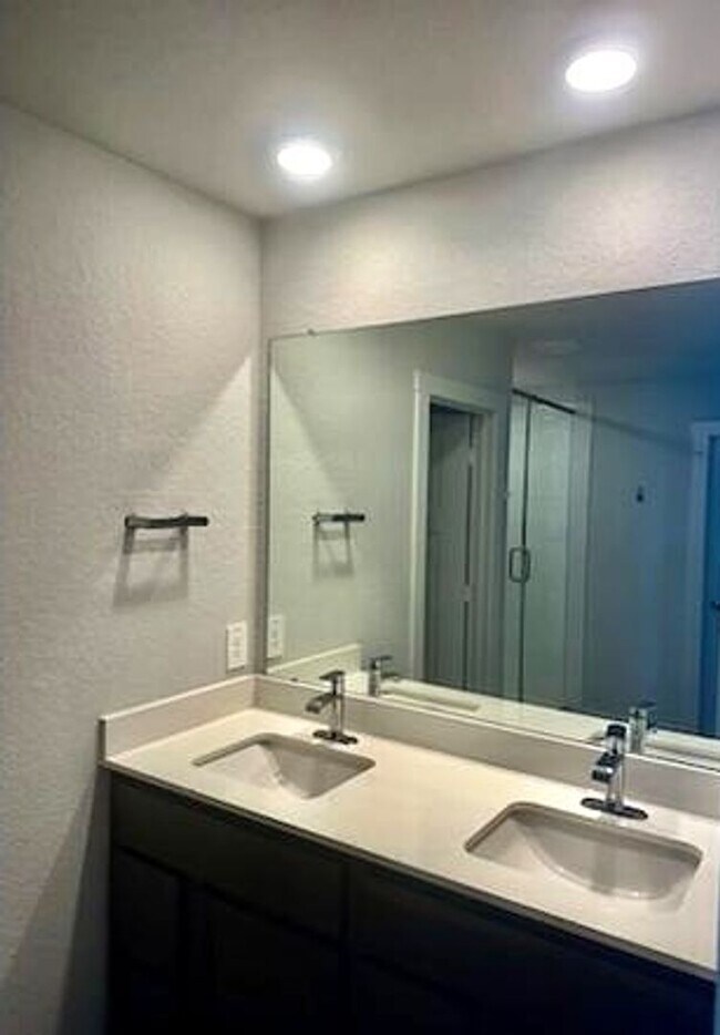 Building Photo - 3 Bedroom, 2 Bath in Midtown Subdivision C...