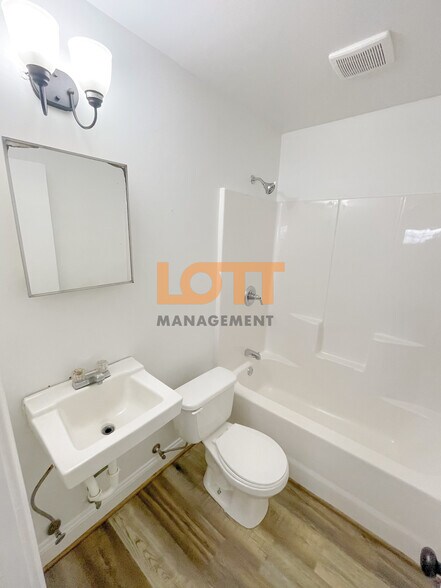 Building Photo - 10 Montis Dr