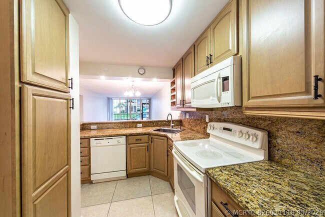 Building Photo - 6 Royal Palm Way