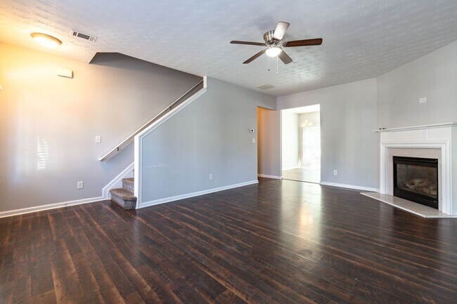 Building Photo - 4 Bedroom/2.5 Bath Townhouse!