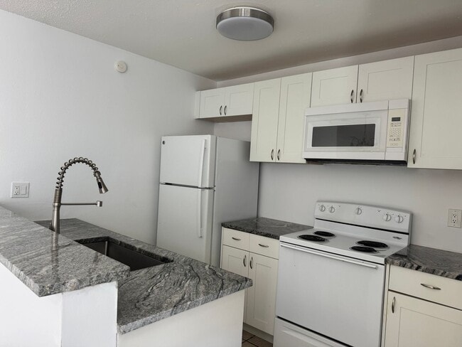 Building Photo - Garage Parking ** 2 Bedroom 1 Bath ** Offe...