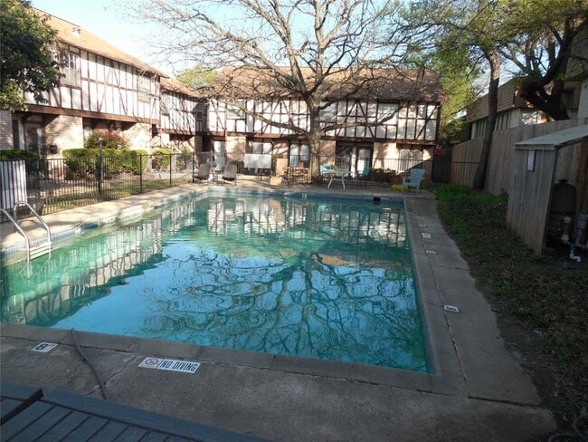 Building Photo - 3501 Greystone Dr