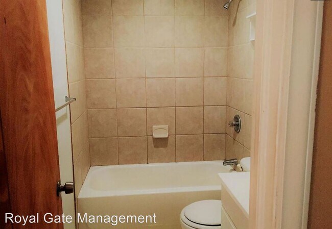 Building Photo - 3 br, 1 bath House - 8716 W 70th Terrace