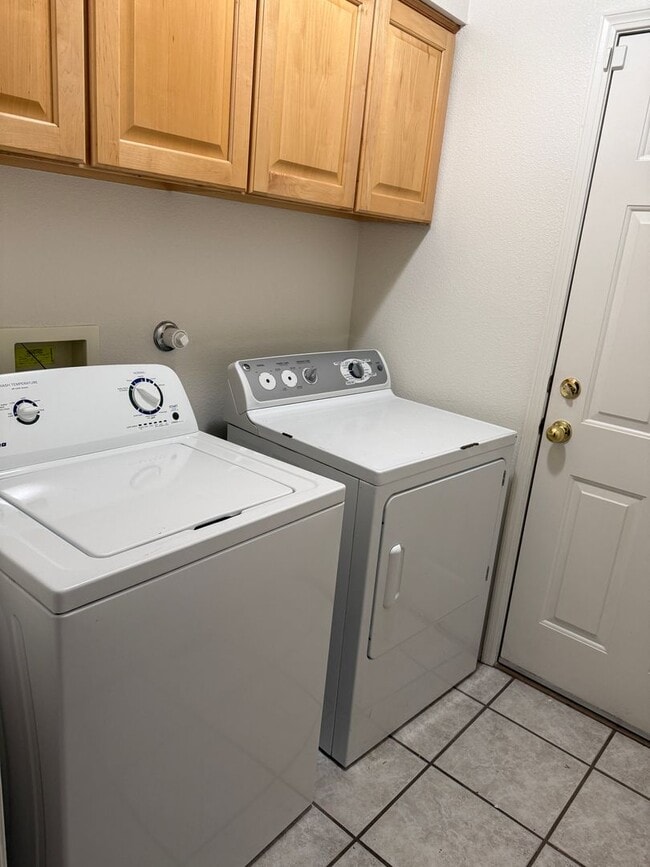 Building Photo - Nice 3Br, 2Ba, fireplace in living room, landscaped yards, great location.