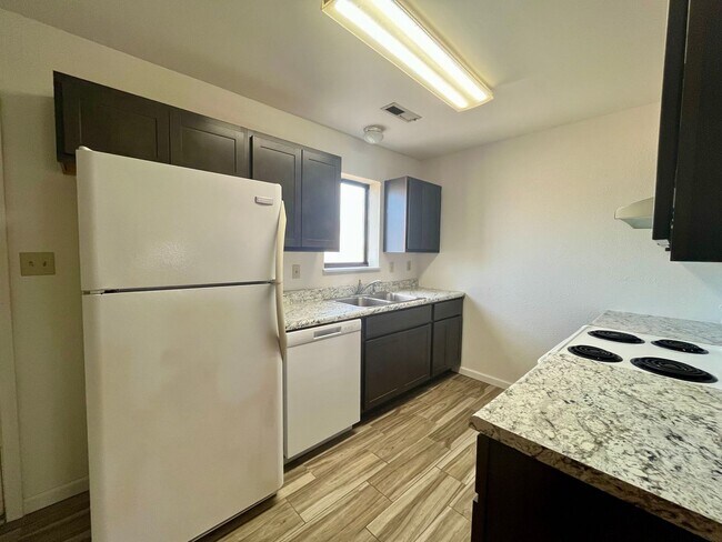 Building Photo - 2 Bed | 1.5 Bath | Townhouse