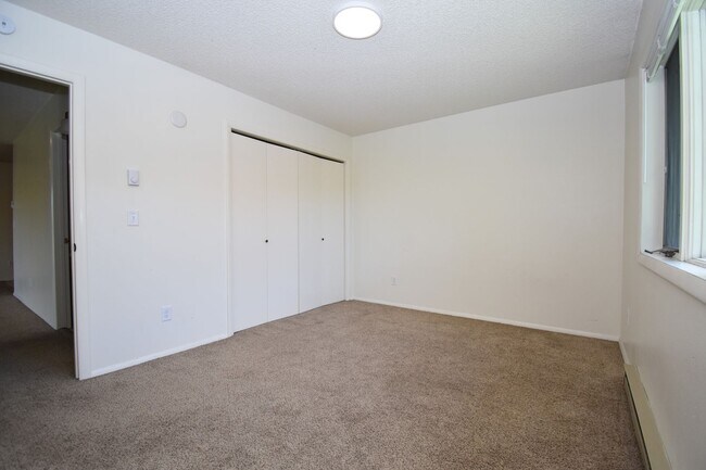 Building Photo - Top floor apartment! Close to MSU and downtown!