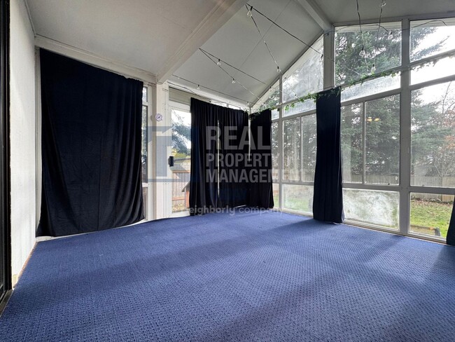 Building Photo - Charming 2 Bedroom Home with Large Yard & Garage!