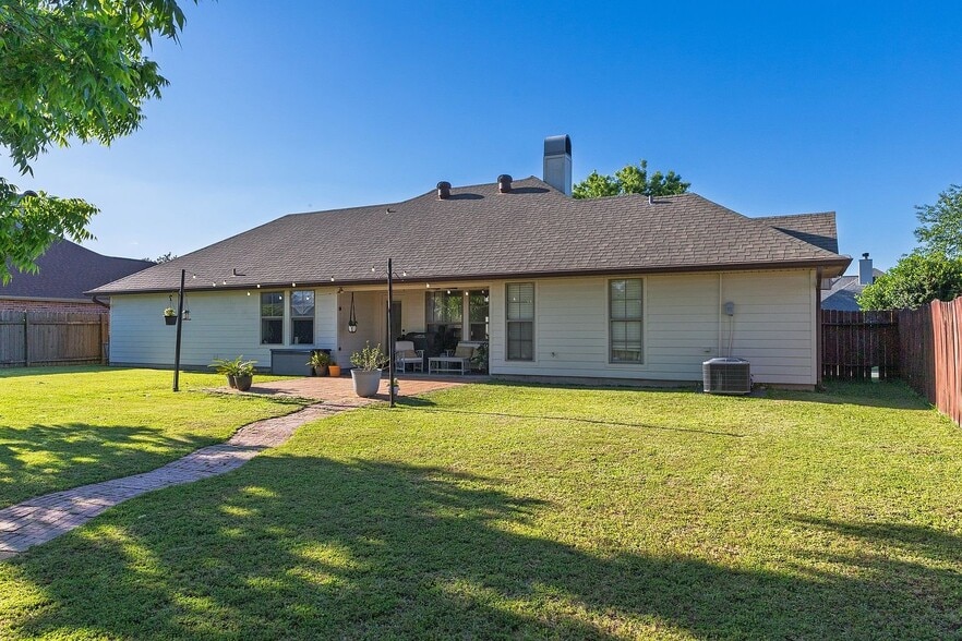 Building Photo - 303 Spike Ln