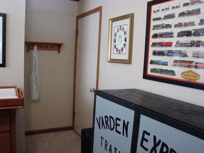 Building Photo - 2257 E Eichel Ave