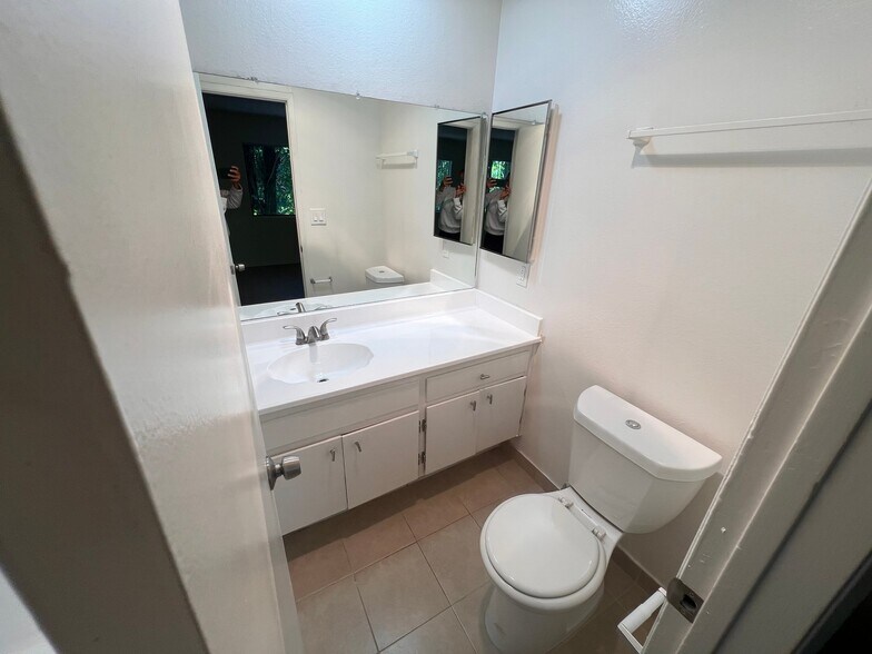 Building Photo - 4424 Woodman Ave