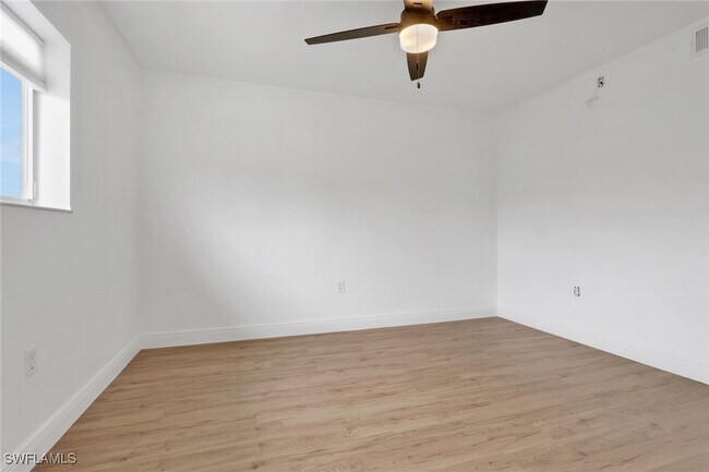 Building Photo - 146 Cypress Way E