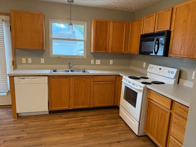 Building Photo - Charming 3 bedroom, 2.5 bath home located ...