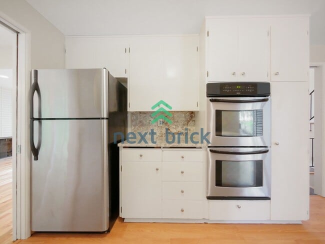 Building Photo - 3 Bed and 3 Bath Plus Office Private Single-family Home is Available for Rent!