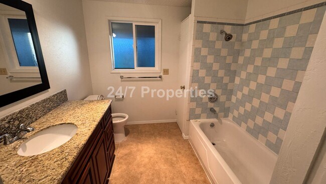 Building Photo - Adorable Ranch Style Home - Milwaukie