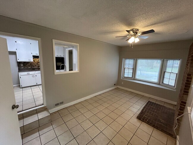 Building Photo - Charming 3BR Home with Bonus Den, Hardwood Floors & Fenced Backyard