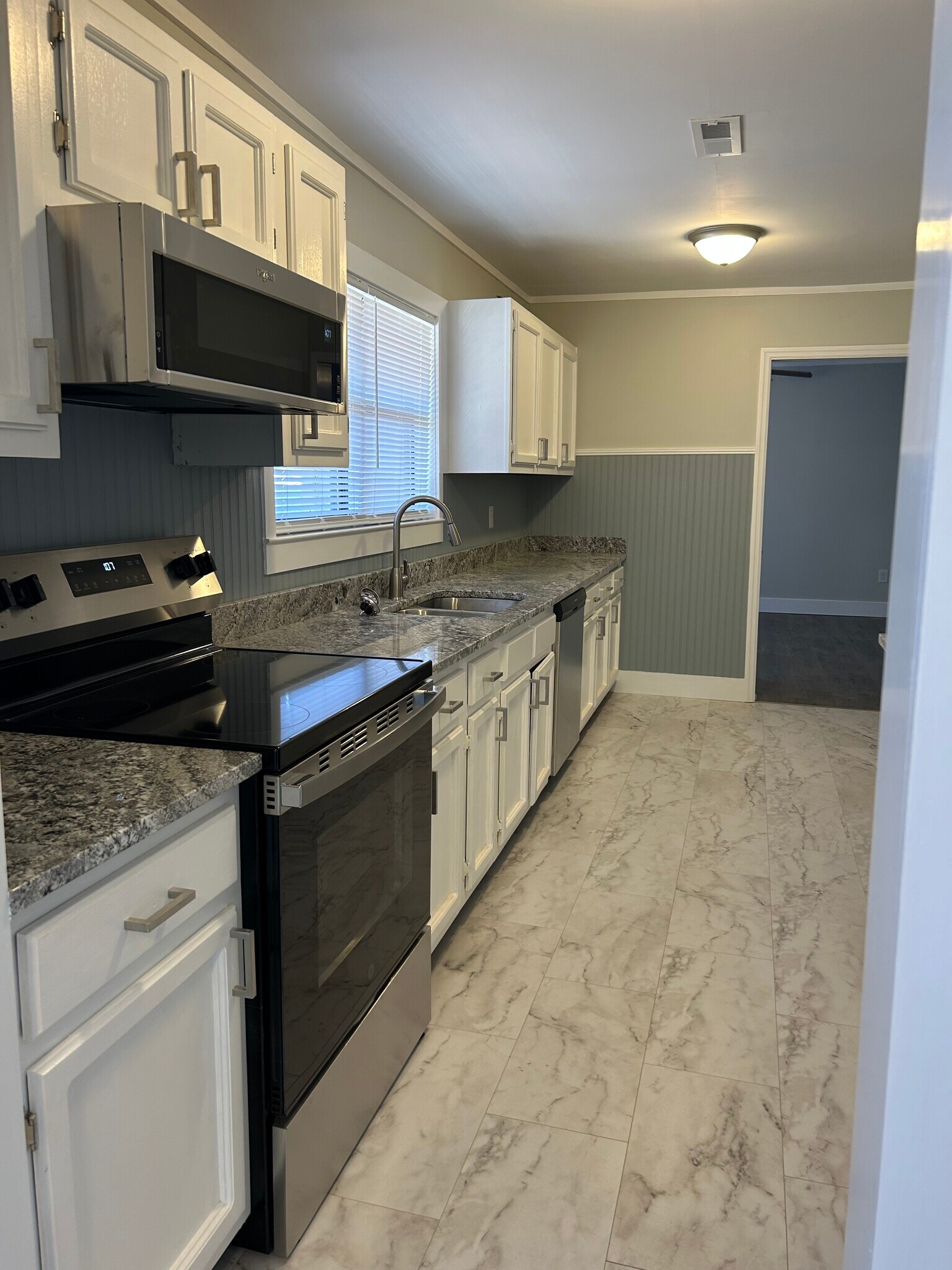 Building Photo - 600 Villard Dr