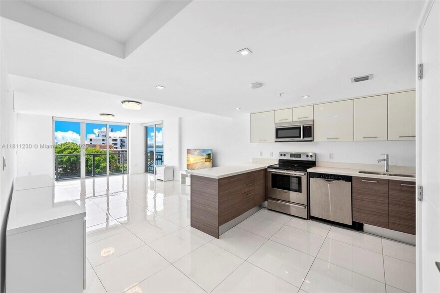 Building Photo - 9901 E Bay Harbor Dr