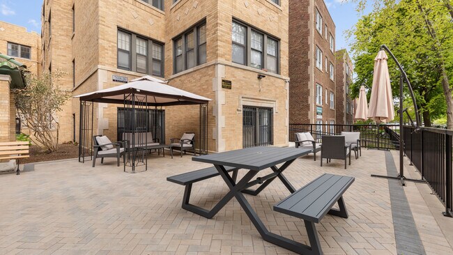 Building Photo - 7622 N Eastlake Ter