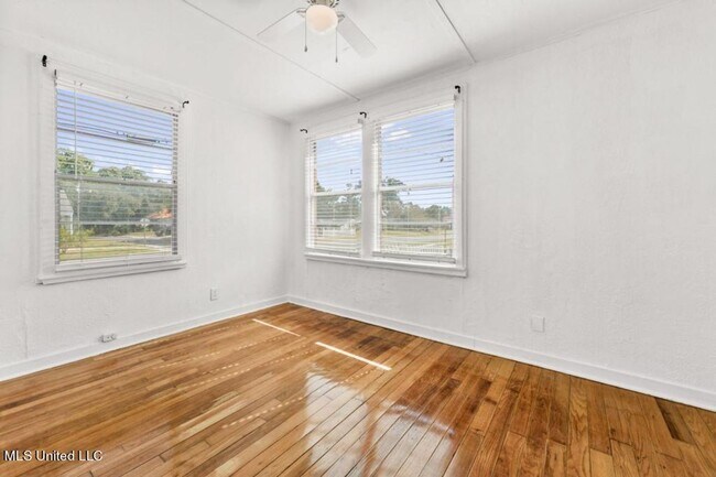 Building Photo - Charming Updated Cottage in Old Biloxi!