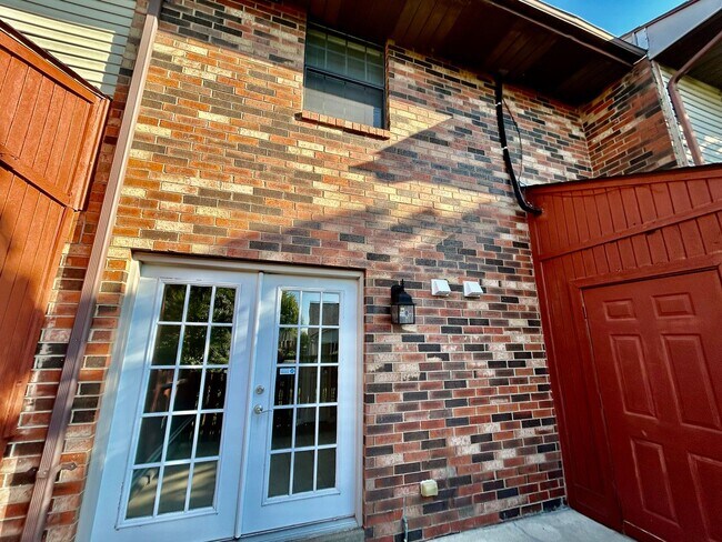 Building Photo - Cozy 2 Bed, 1.5 Bath in Lexington!